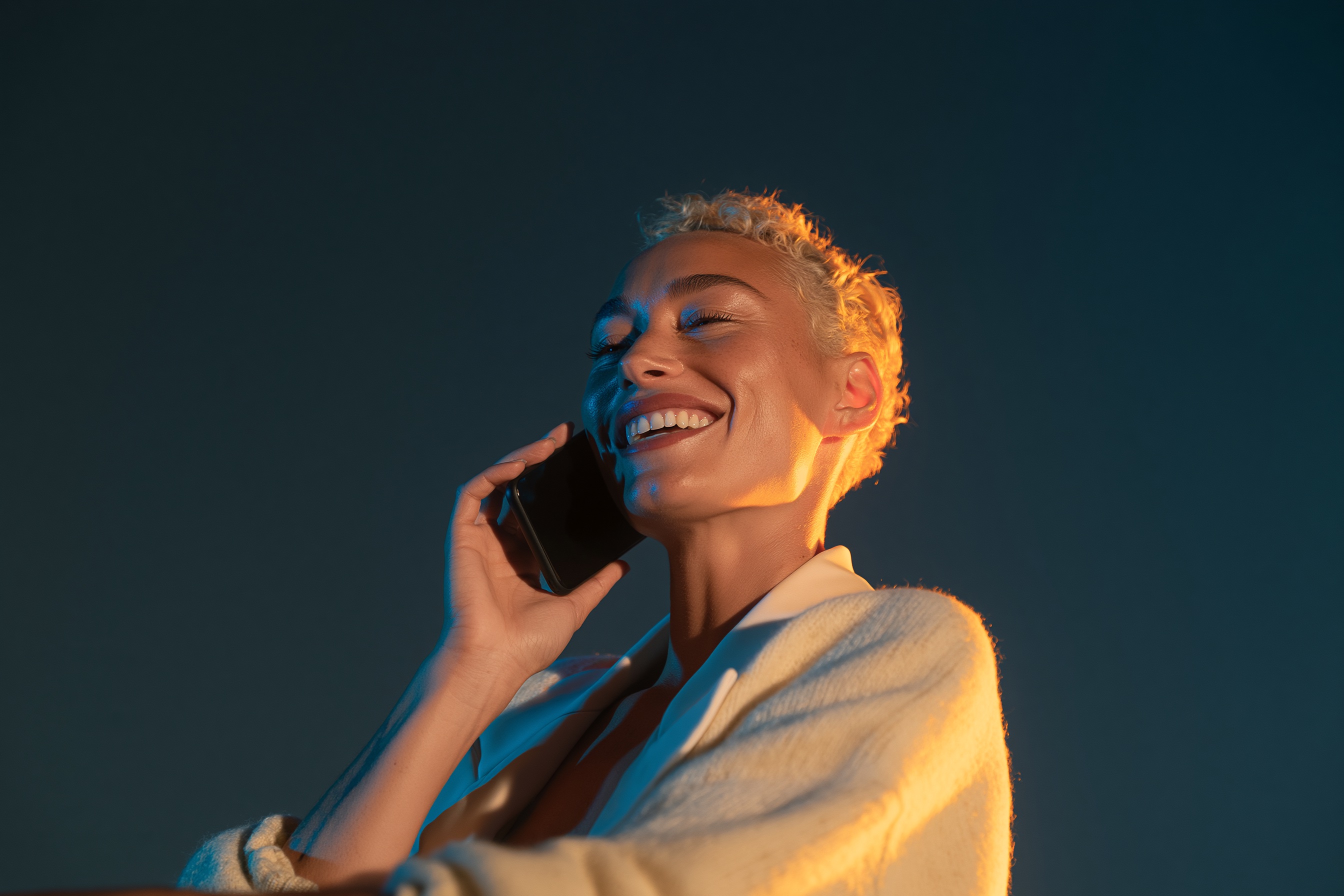 Mujer hablando por teléfono durante la cualificación de leads